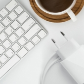 Bild von Netz-Ladegerät von Forcell mit USB-C Anschluss und USB-C Kabel in weiß